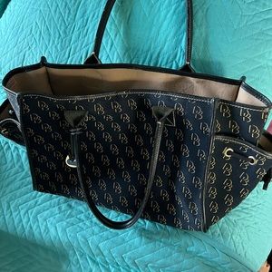 Cartera tamaño regular color negro cómo nueva